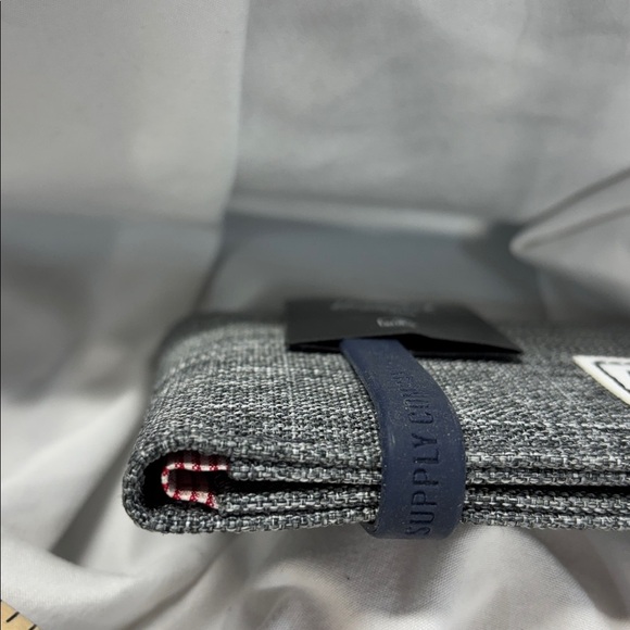 The Herschel Supply Company Gordon Peacoat  Black and Gray  white card Holder - Picture 2 of 9